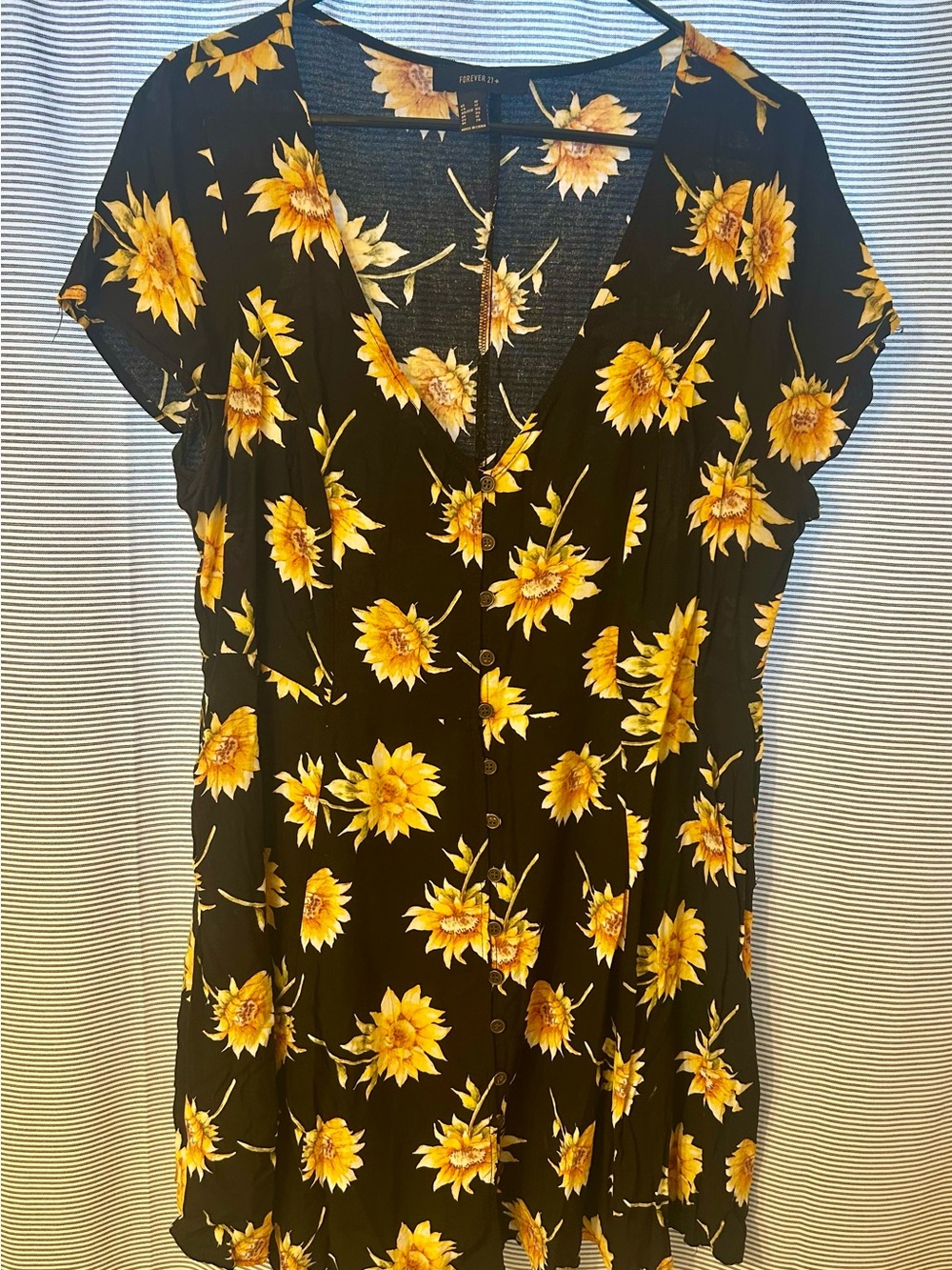 Forever 21+ Black/Yellow Floral Button Front V-Neck Short Sleeve Mini Dress, 1X